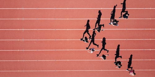Runners on a track, seen from a bird's-eye view